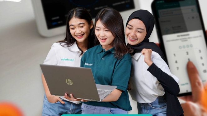 Pengguna aplikasi bisnis online.