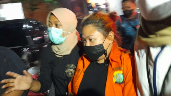 Olivia Nathania berbaju tahanan.