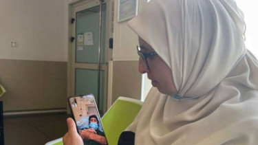 Ibu dari tahanan Palestina Miqdad al-Qawasmi, yang melakukan mogok makan 