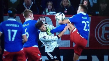 Pemain Liechtenstein, Jens Hofer menghajar Leon Goretzka