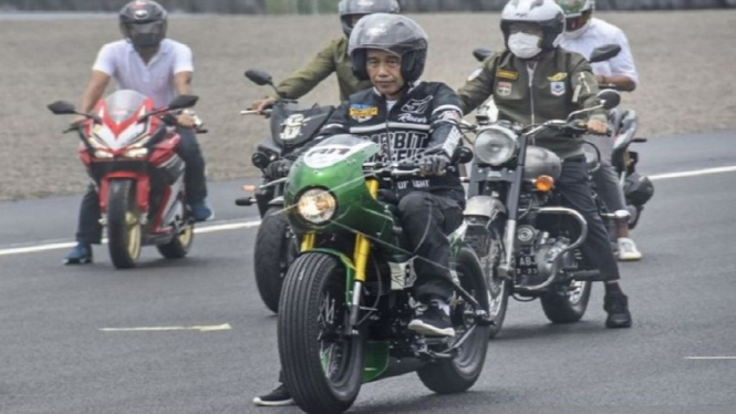 Presiden Jokowi saat menjajal sirkuit Mandalika