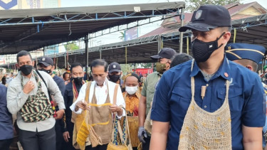 Presiden Jokowi kembali menyempatkan diri membeli noken.