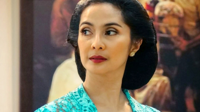 Maudy Koesnadi berperan sebagai Bu Broto dalam film Losmen Bu Broto