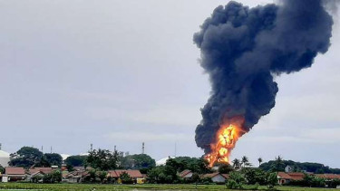 Kobaran api dari kebakaran Tangki 36 T-102, Kilang Cilacap.