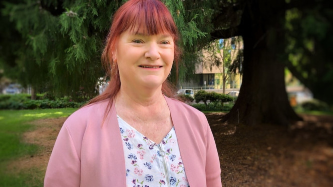 Irene McInerney (58) menyebutkan tingginya kebutuhan terhadap perawat menyebabkan mereka harus banting tulang saat ini. (ABC News: Scott Ross)