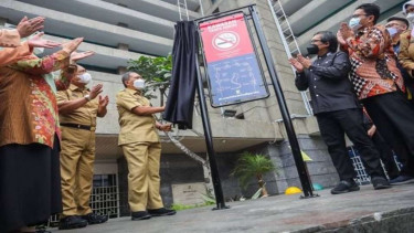 Wali Kota Bandung Oded M Danial meresmikan kawasan tanpa rokok di Jalan Braga, Kota Bandung, Jawa Barat, Senin, 15 November 2021.