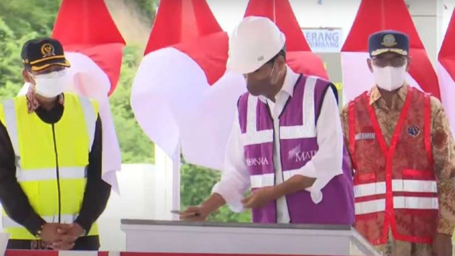Presiden  Jokowi resmikan jalan Tol Serang-Panimbang Seksi I.