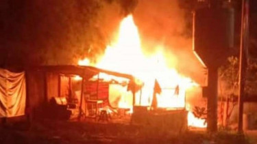 Posko Ormas PP di Kembangan dibakar.