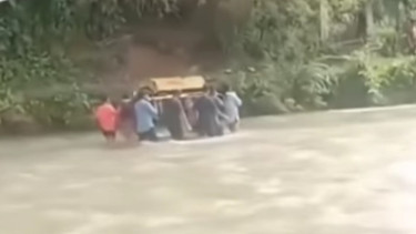 Viral Warga Gotong Keranda Jenazah Lewat Sungai