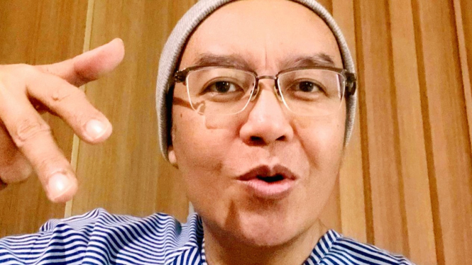 Penampilan Ari Lasso telah berkepala gundul