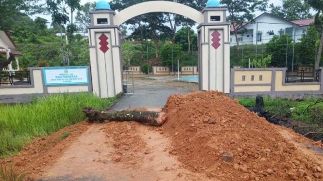 Pintu masuk kantor Dinas Pendidikan Aceh di Aceh Barat Daya diblokir bupati.