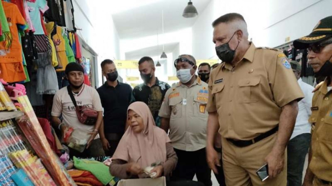 Deputi II BNPP Kementerian Dalam Negeri Paulus Waterpauw meninjau Pasar Skouw
