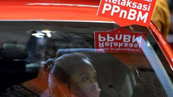 Pengunjung menaiki mobil yang dipamerkan dalam IIMS Hybrid 2021 di JiExpo.