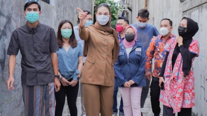 Luna Maya bersama Warga