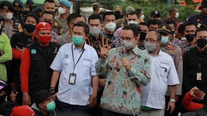 Gubernur DKI Anies Baswedan saat menjawab demonstran UMP