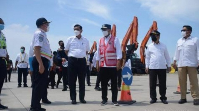  Menteri Koordinator Maritim dan Investasi Luhut Binsar Pandjaitan meninjau Pela
