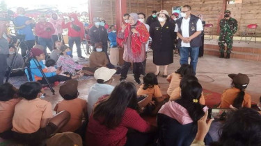 Menteri Sosial Tri Rismaharini alias Risma saat memotivasi para korban erupsi Gunung Sinabung, kawasan relokasi Siosar Desa Siosar, Kecamatan Merek, Kabupaten Karo, Sumatera Utara, Jumat, 19 November 2021.