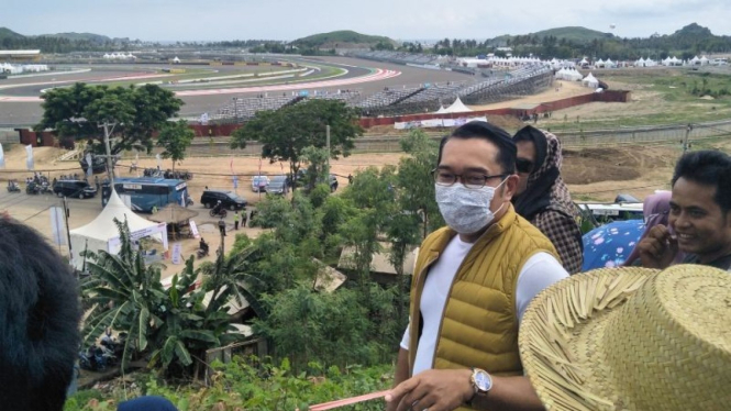 Gubernur Jawa Barat Ridwan Kamil menyaksikan superbike di Mandalika