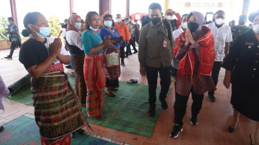Mensos Risma melihat langsung masyarakat yang berdampak letusan Gunung Sinabung