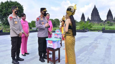 Kapolri Jenderal Listyo Sigit Prabowo mendatangi para pekerja seni di DIY