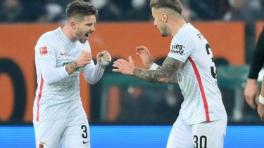 Pemain Augsburg, Mads Valentin Pedersen bobol gawang Bayern Munich