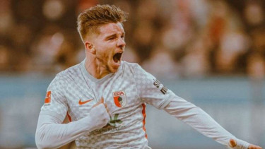 Pemain Augsburg, Mads Pedersen rayakan gol ke gawang Bayern Munich.