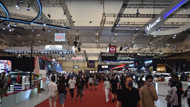 Pengunjung GIIAS 2021