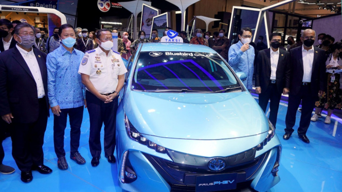 Toyota Prius PHEV jadi mobil taksi Bluebird.