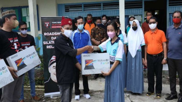 Sahabat Ganjar berikan bantuan laptop ke pelajar di Kalteng