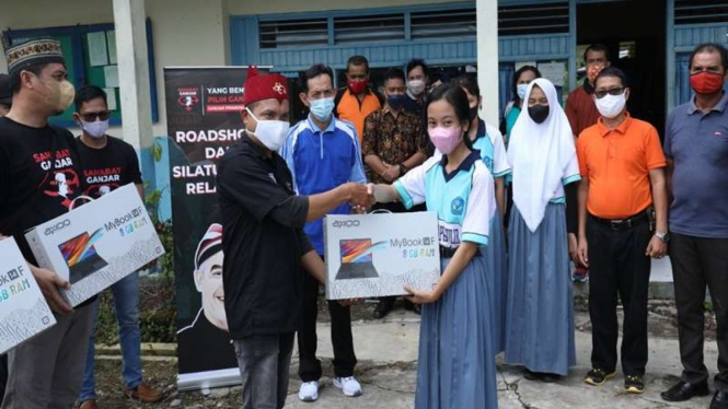 Sahabat Ganjar berikan bantuan laptop ke pelajar di Kalteng