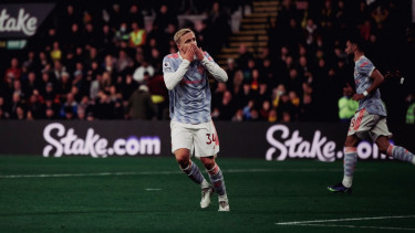 Donny van de Beek merayakan gol
