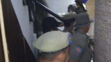 Satpol PP Kota Tangerang Selatan menggrebek panjti pijat.