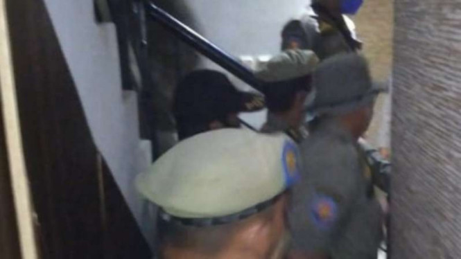 Satpol PP Kota Tangerang Selatan menggrebek panjti pijat.