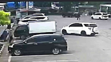 Tangkapan layar suasana saat kejadian tabrak lari yang menimpa seorang polisi saat mengejar bandar narkoba di Cirebon, Jawa Barat, Sabtu, 20 November 2021.