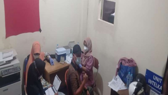Posko vaksinasi digelar malam hari untuk para pekerja