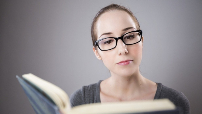 Seorang wanita sedang membaca buku