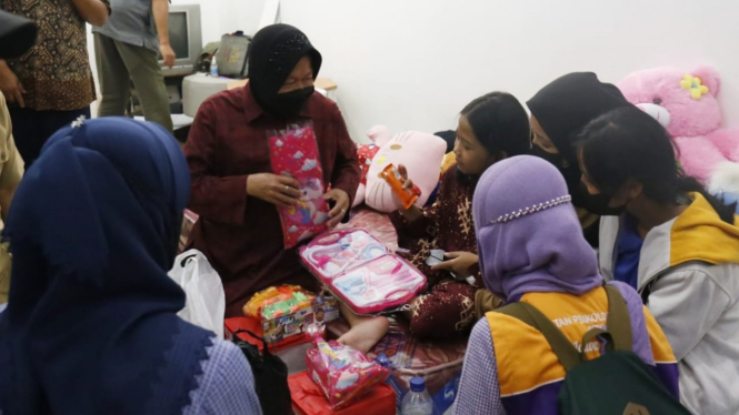 Mensos menemui gadis kecil Putri Olivia yang kini yatim piatu karena menjadi korban terdampak bencana longsor Banjarnegara. 