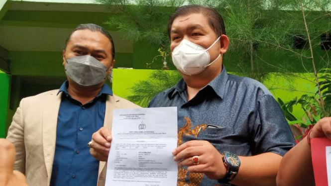 Ketua tim kuasa hukum korban pencabulan, Do Merda Al Romdhoni, memperlihatkan kepada wartawan berkas laporan kepada polisi dalam jumpa pers di Malang, Jawa Timur, Senin, 22 November 2021.