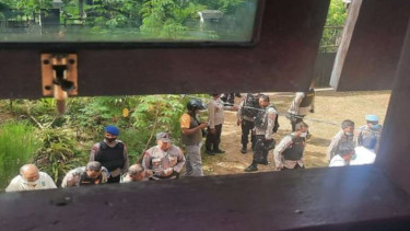 Tim gabungan Polres Manokwari, Polda Papua Barat, menggeledah satu asrama mahasiswa di Kelurahan Amban, Manokwari Barat, Senin, 22 November 2021.