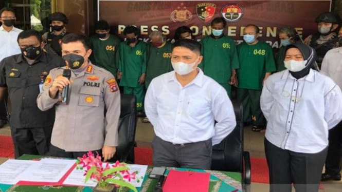 Kepala Polresta Padang Kombes Pol Imran Amir, di Padang, Senin, 22 November 2021, saat menggelar jumpa pers tentang pengungkapan kasus kekerasan seksual dalam seminggu terakhir dengan menghadirkan delapan orang tersangka.