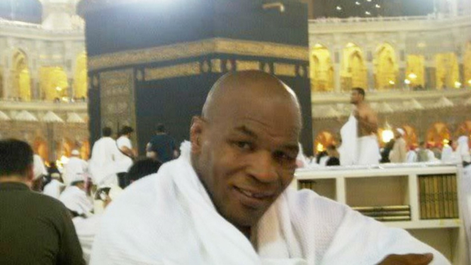 Mike Tyson di depan Ka'bah