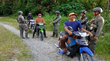 Satgas Madago Raya menggelar razia dan pemeriksaan di jalur menuju pegunungan Dusun V, Desa Tanalanto, Kecamatan Torue, Kabupaten Parigi Moutong, Sulawesi Tengah, Rabu, 24 November 2021.