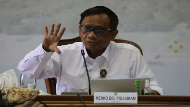 Menteri Koordinator Bidang Politik, Hukum, dan Keamanan Mahfud MD berbicara kepada pers saat kunjungan kerja ke Natuna, Kepulauan Riau, Selasa, 23 November 2021.