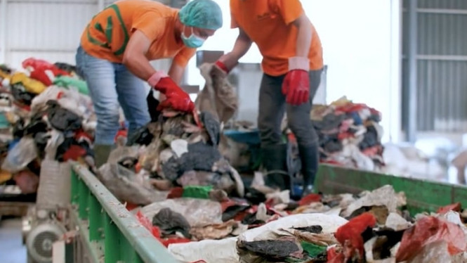Petugas bekerja di pabrik daur ulang di Indonesia. (Supplied)