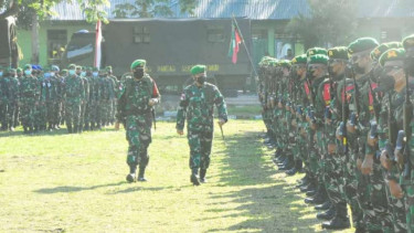 VIVA Militer: Apel Pasukan Satgas Pamtas RI-RDTL Yonif 743/PSY