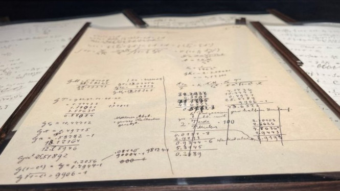 Naskah coretan rumus oleh Einstein. Reuters via BBC Indonesia