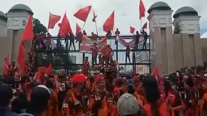 Demo massa Pemuda Pancasila di depan Gedung DPR/MPR Jakarta