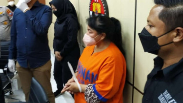 Polisi merilis kasus perdagangan orang dengan tersangka Mami Ambar