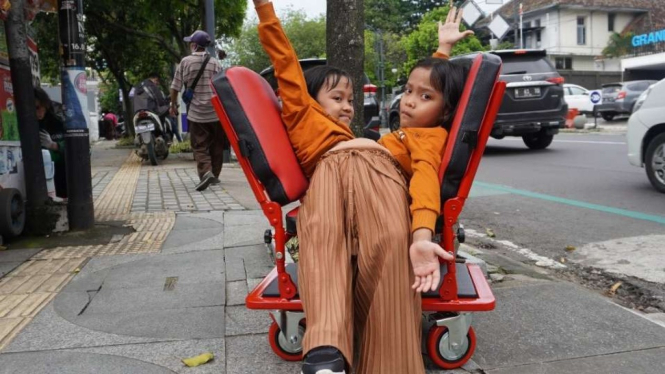 Gadis cilik kembar siam, Ai Putri Dewi Ningsih dan Ai Putri Anugrah