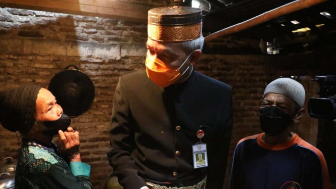 Gubernur Jawa Tengah Ganjar Pranowo mengunjungi rumah guru.
